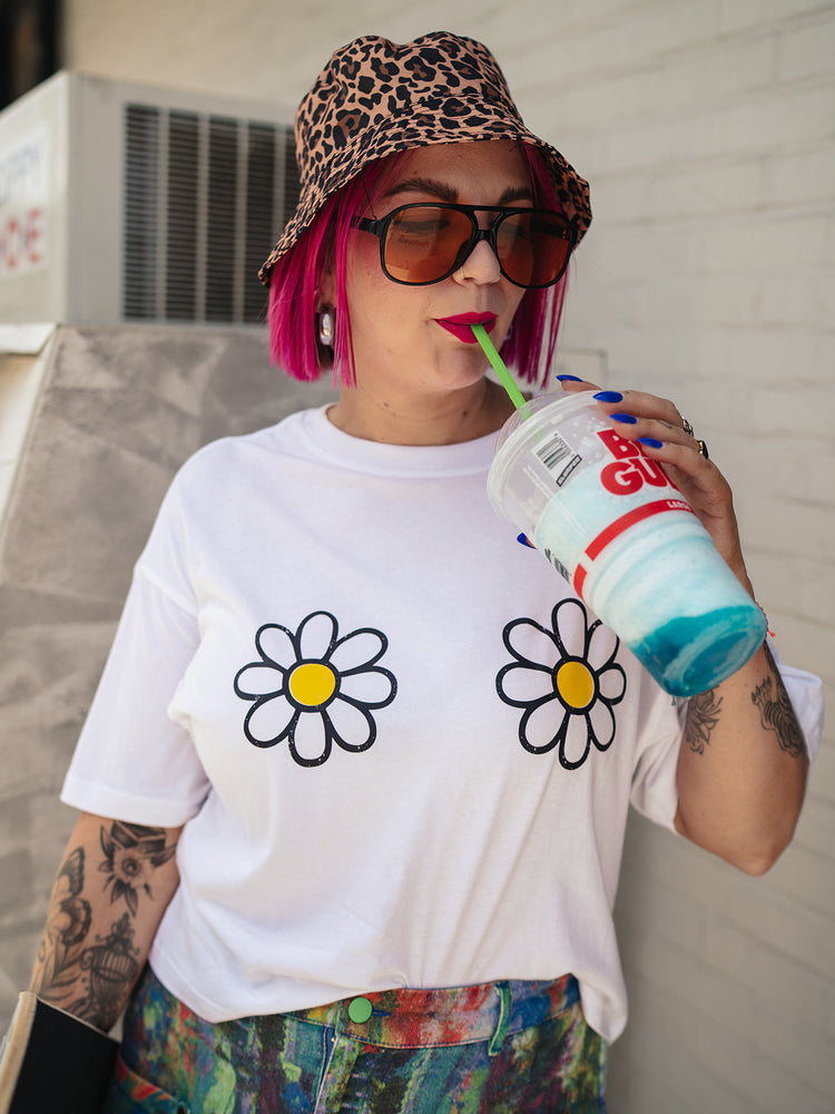 FLOWER CHILD GRAPHIC TEE